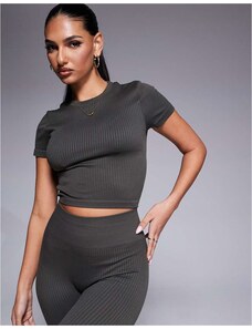 4505 Icon performance t-shirt in soft touch fabric in khaki-Green