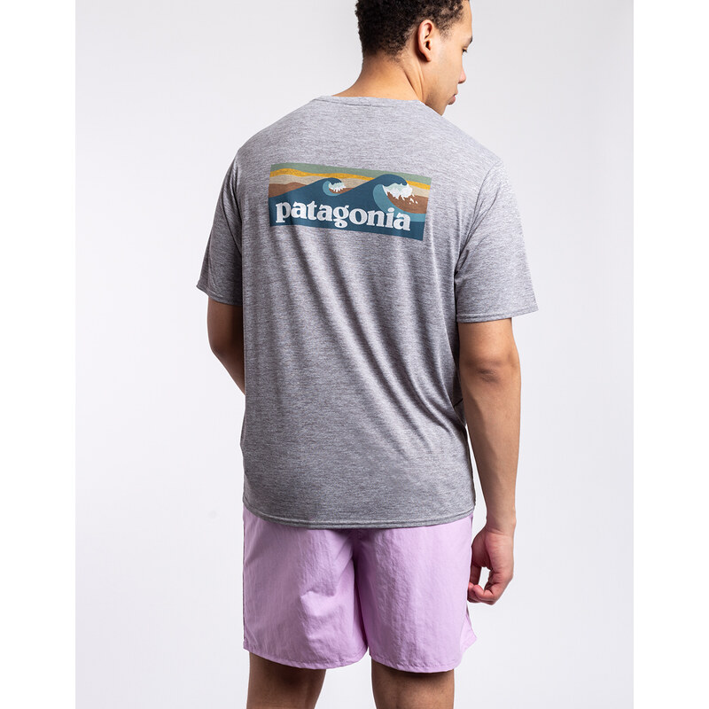 Patagonia M's Cap Cool Daily Graphic Shirt - Waters Boardshort Logo Abalone Blue: Feather Grey
